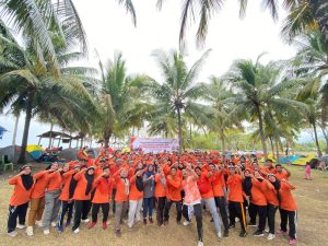 Inovasi Bawaslu Pinrang: Penguatan Kapasitas Panwaslu dengan Outbound di Pantai Salopi