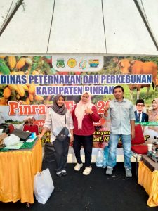Stand Produk Perkebunan Disnakbun Menarik Minat Pengunjung di Pinrang Ekspo 2025