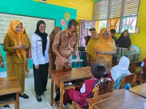 Perkuat Komitmen Pendidikan, Kadis Pendidikan Pinrang Serahkan Bantuan MBG di SD Mabbulo Sibatang